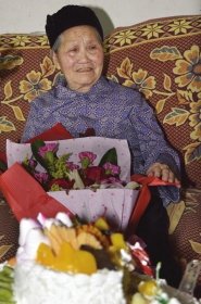 湖南第一寿星昨日过120岁生日 心态好爱吃豆腐
